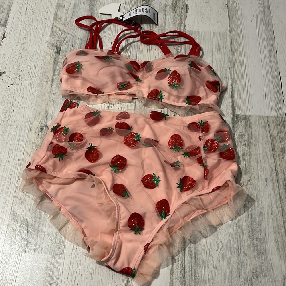 Retro Lace Strawberry Bikini Size Small. NWT - Picture 5 of 12